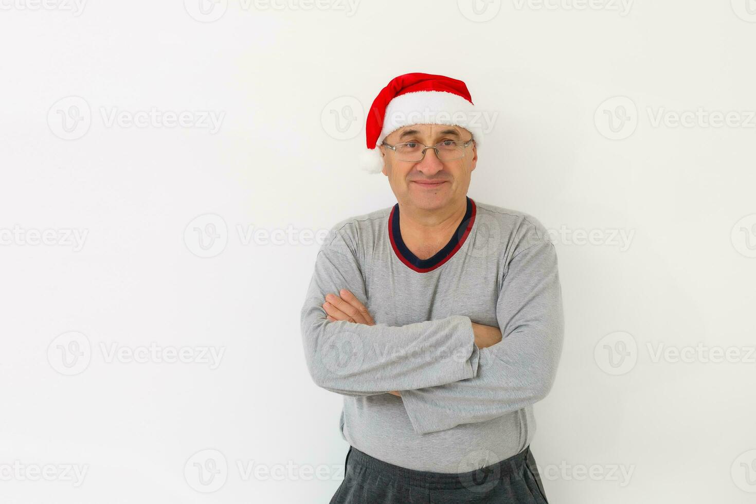 vecchio età, vacanze, problema e persone concetto - anziano uomo nel bicchieri pensiero a casa, Natale foto