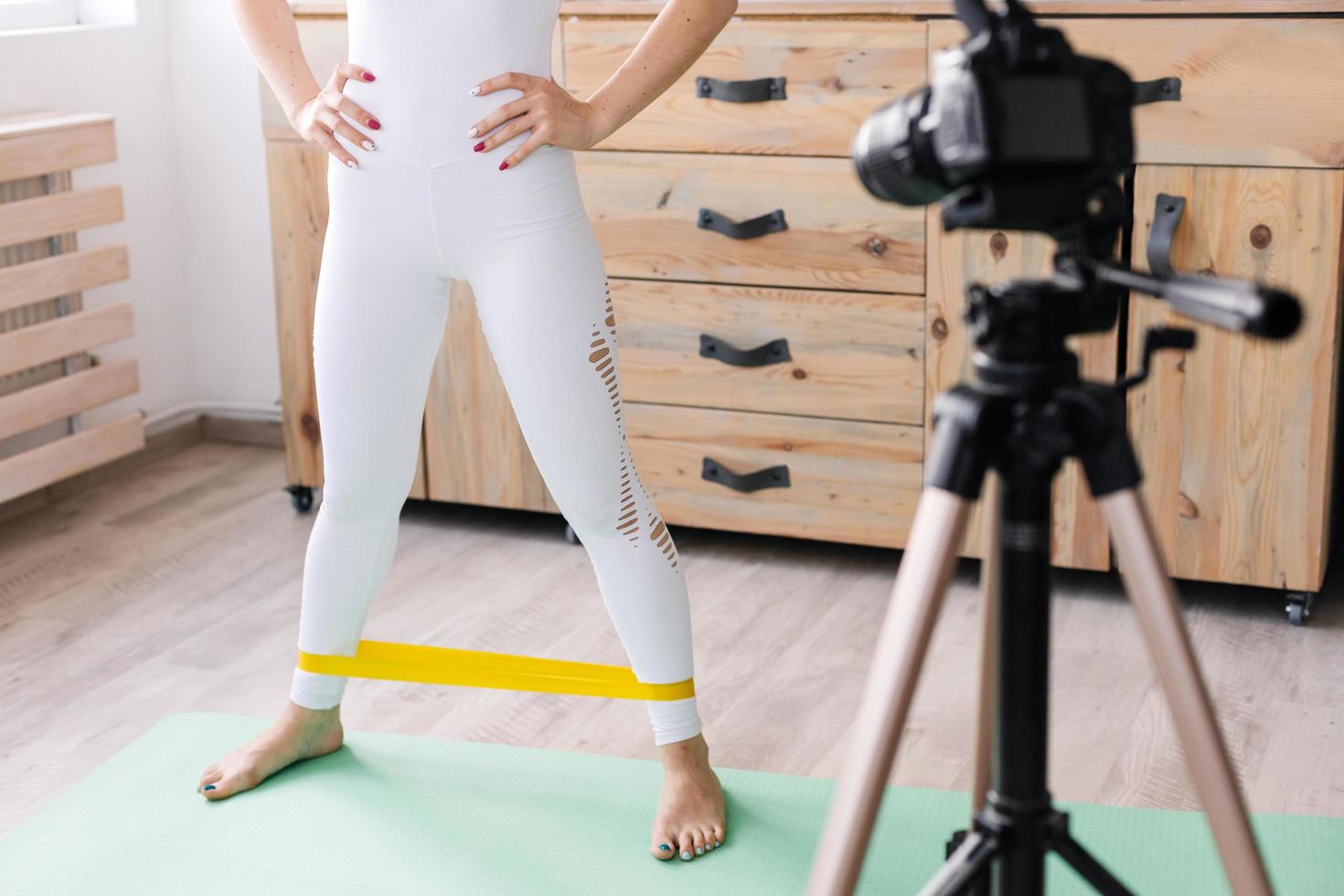 la giovane bella ragazza è impegnata con un elastico. foto