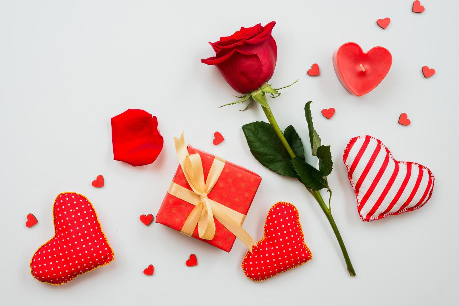 su uno sfondo bianco è una composizione di rose rosse, regali e cuori. San Valentino loro foto
