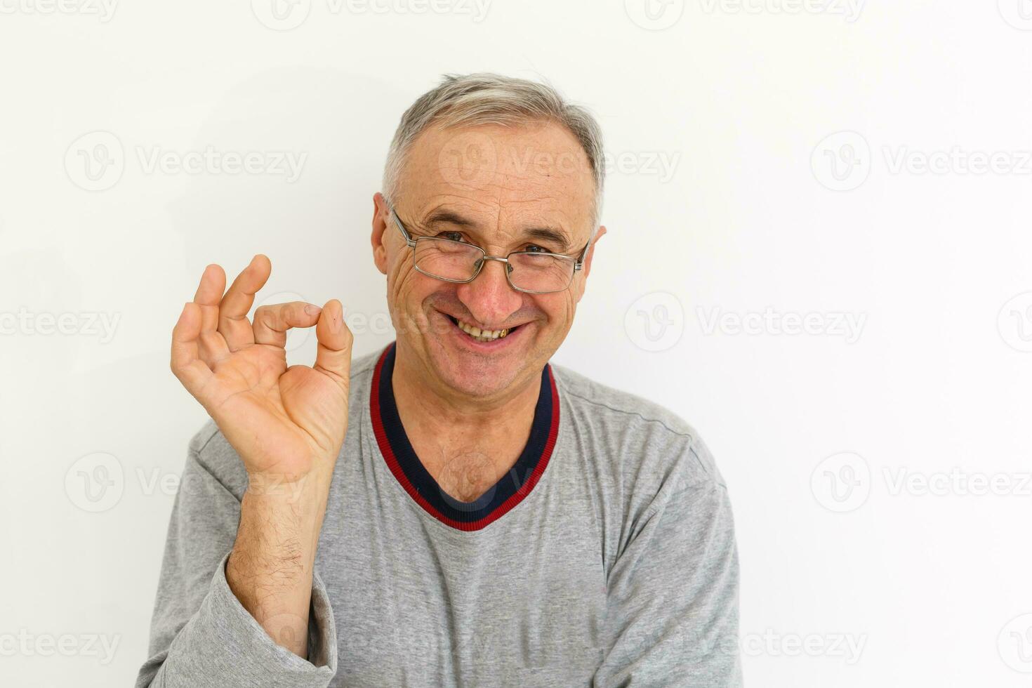 sorridente contento anziano uomo. isolato al di sopra di bianca sfondo foto