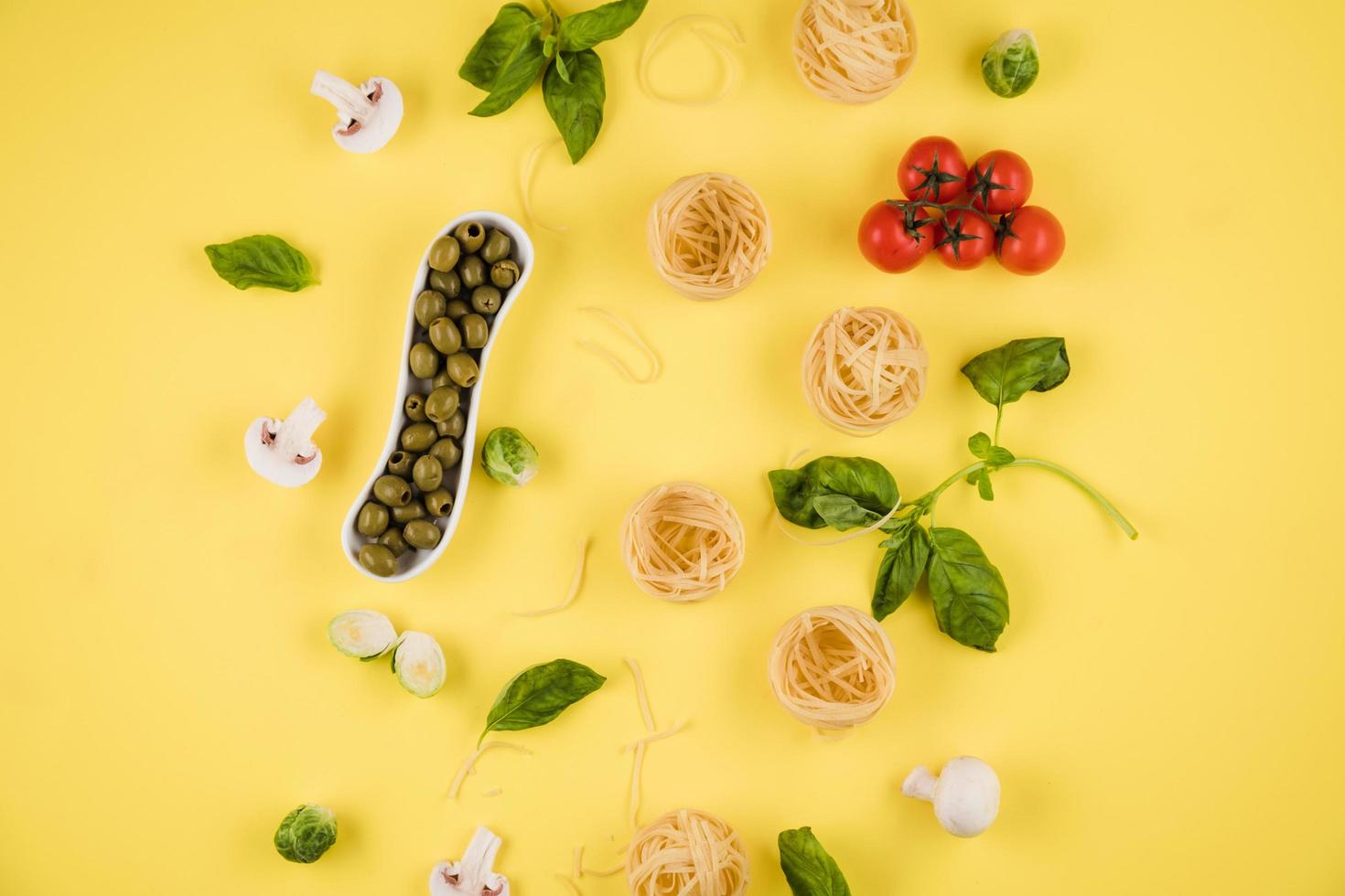 lo sfondo giallo mostra gli ingredienti italiani foto