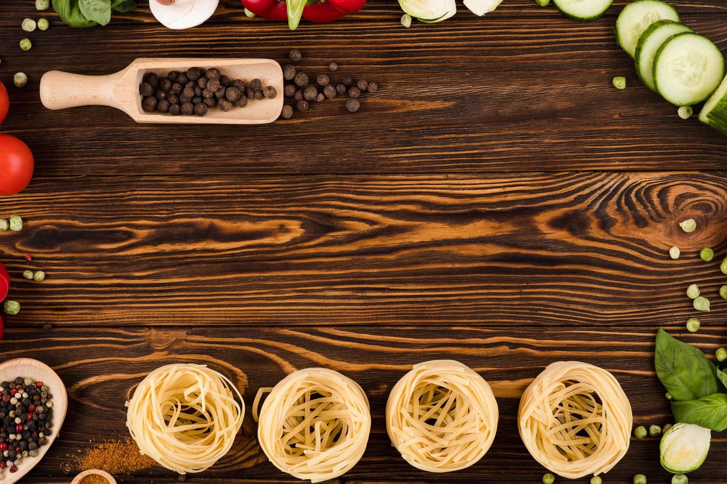 ingredienti alimentari italiani su fondo in legno foto