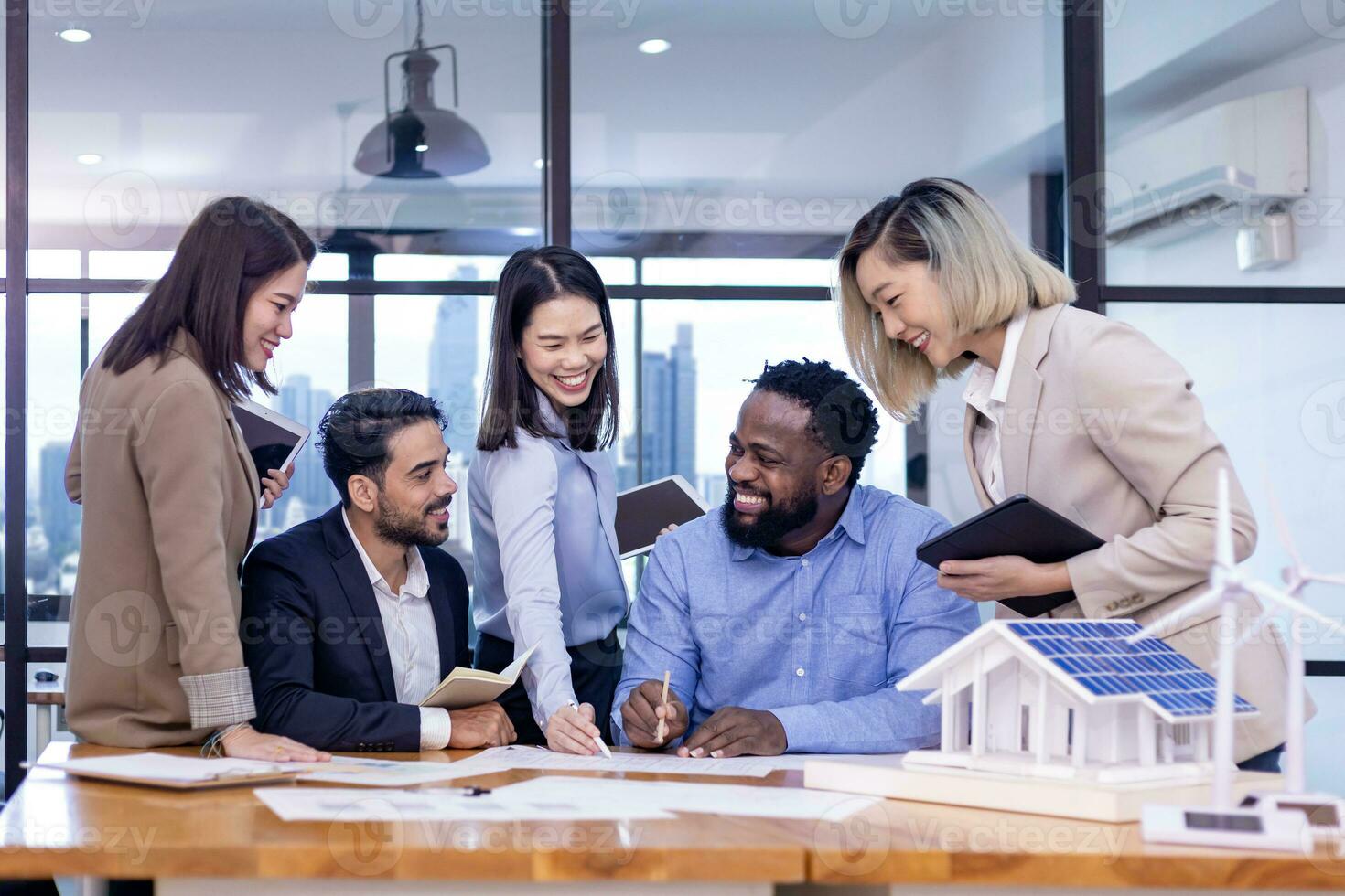 squadra di architettura e ingegneri siamo discutere e di brainstorming su pavimento Piano al di sopra di pulito energia e energia Salvataggio Casa design utilizzando solare pannello per verde industria e futuristico casa sviluppo foto