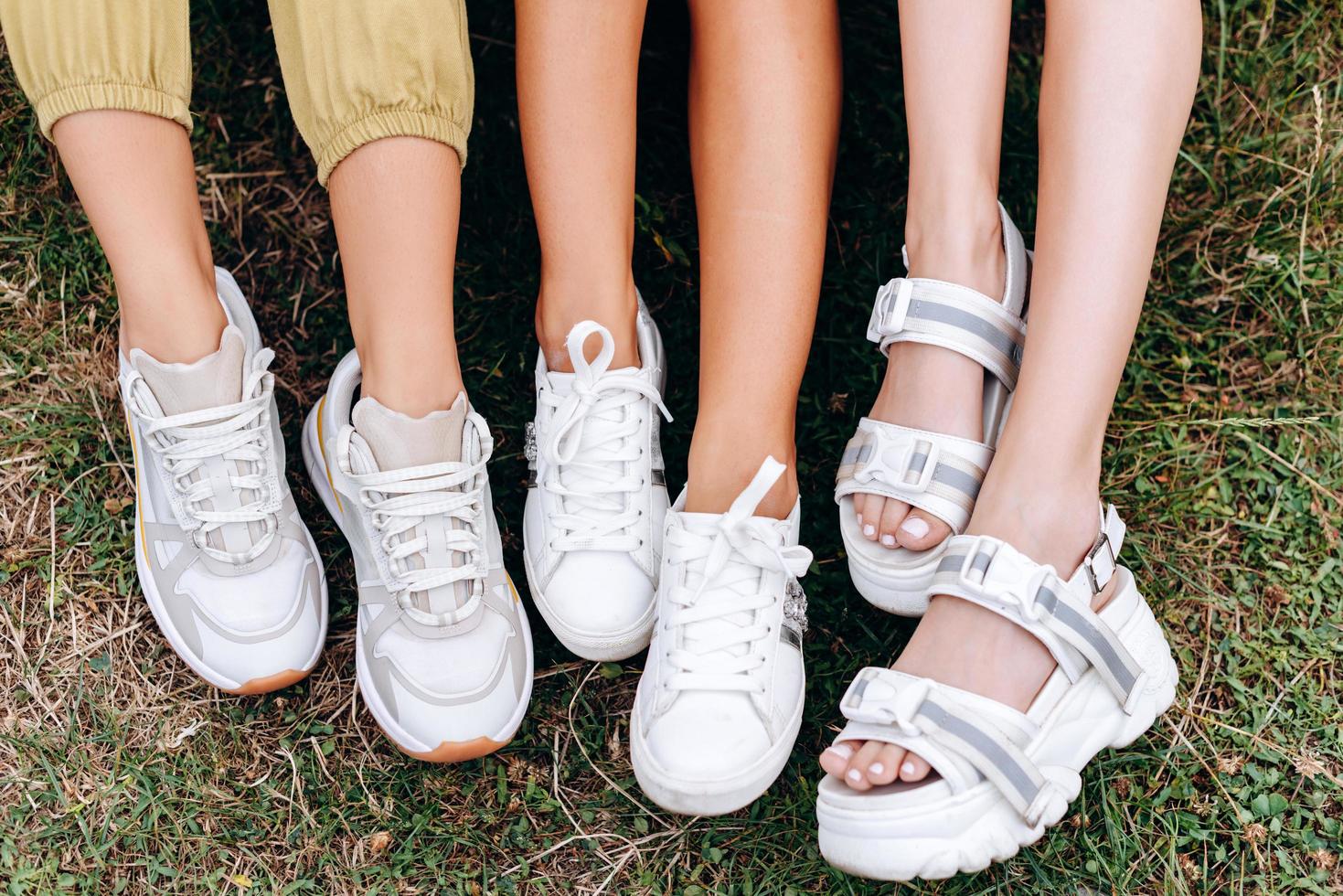 immagine del primo piano dei piedi femminili sull'erba foto