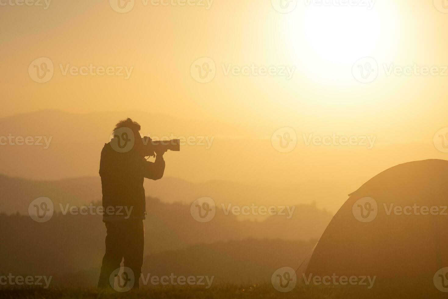 fotografo è assunzione paesaggio foto di il tenda durante durante la notte campeggio a il bellissimo panoramico Alba al di sopra di il montagna per all'aperto avventura vacanza viaggio concetto