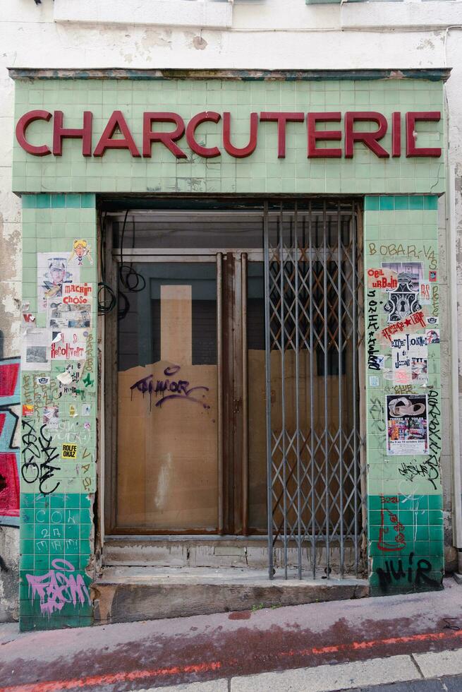 marsiglia, Francia - nov 12, 2021 - abbandonato macelleria negozio nel il centrale parte di marsiglia foto