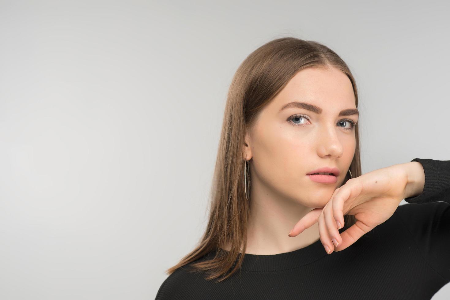 primo piano volto ritratto di ragazza bionda sognante con trucco naturale. - immagine orizzontale foto