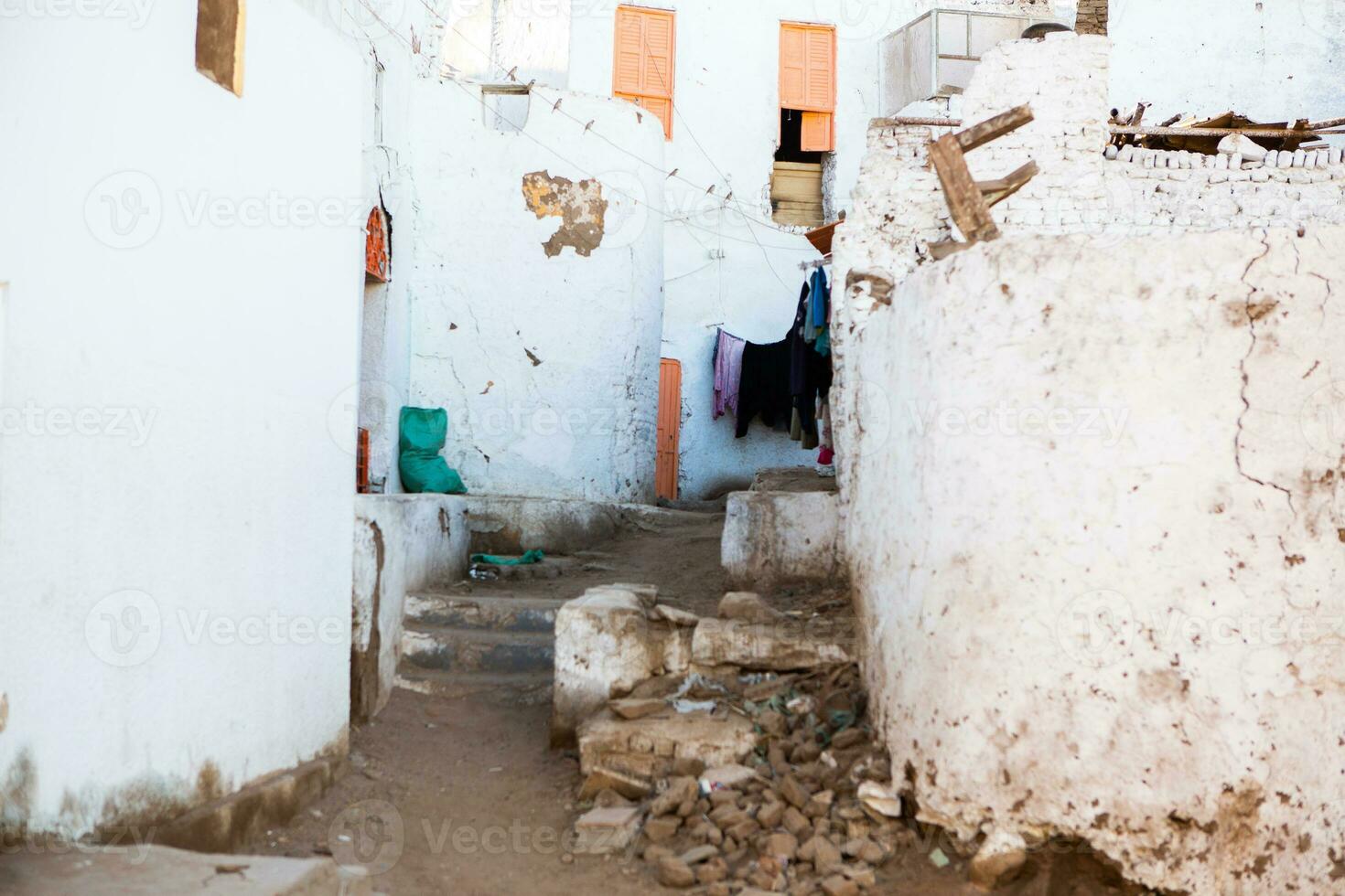 colorato esterno parete di un' nubiano Casa nel Egitto. tipico africano villaggio case facciata. medievale strada. foto