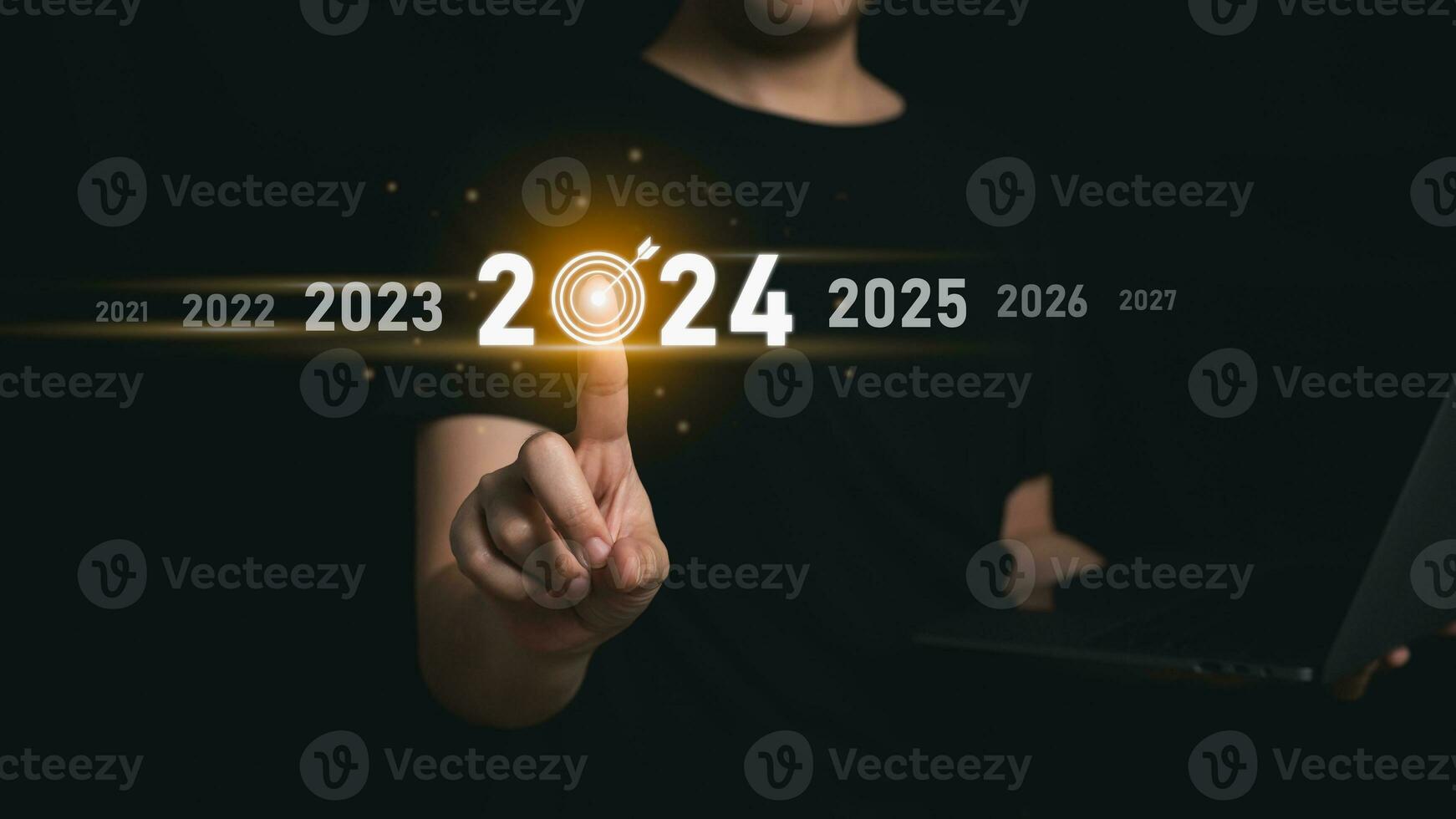 tendenze 2024 anno concetto. donna hold il computer portatile e punto dito toccante virtuale sequenza contare giù anni 2024 formulazione per marketing tenere sotto controllo attività commerciale pianificazione nel nuovo anno. tecnologia nuovo anno concetto. foto