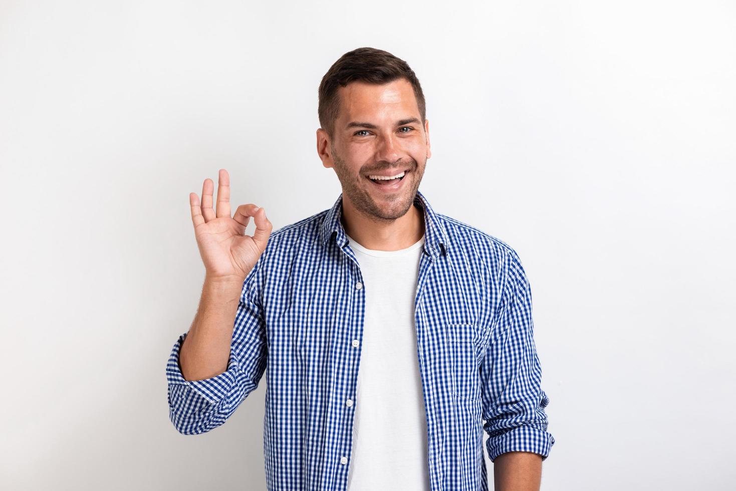 uomo che mostra gesto ok in studio. - Immagine foto