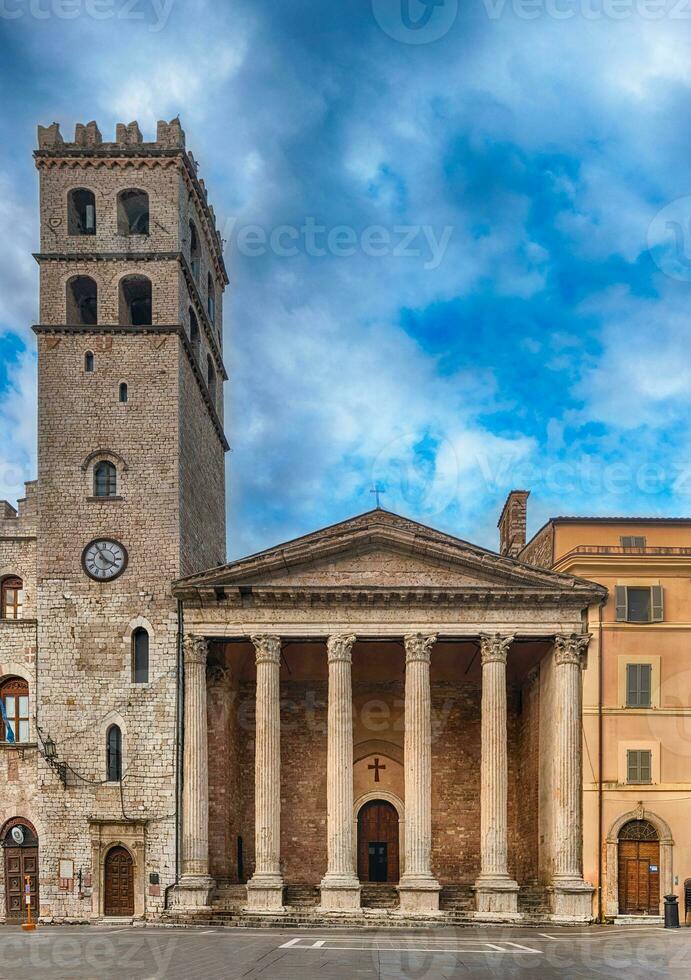 facciata di tempio di minerva, iconico punto di riferimento nel assisi, Italia foto