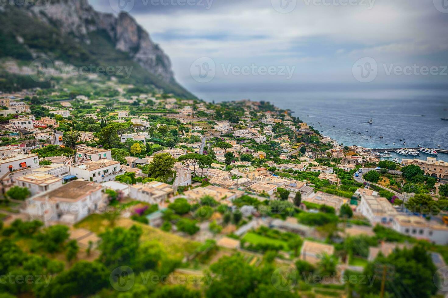 panoramico Visualizza al di sopra di marina grande, principale porta di capri, Italia foto