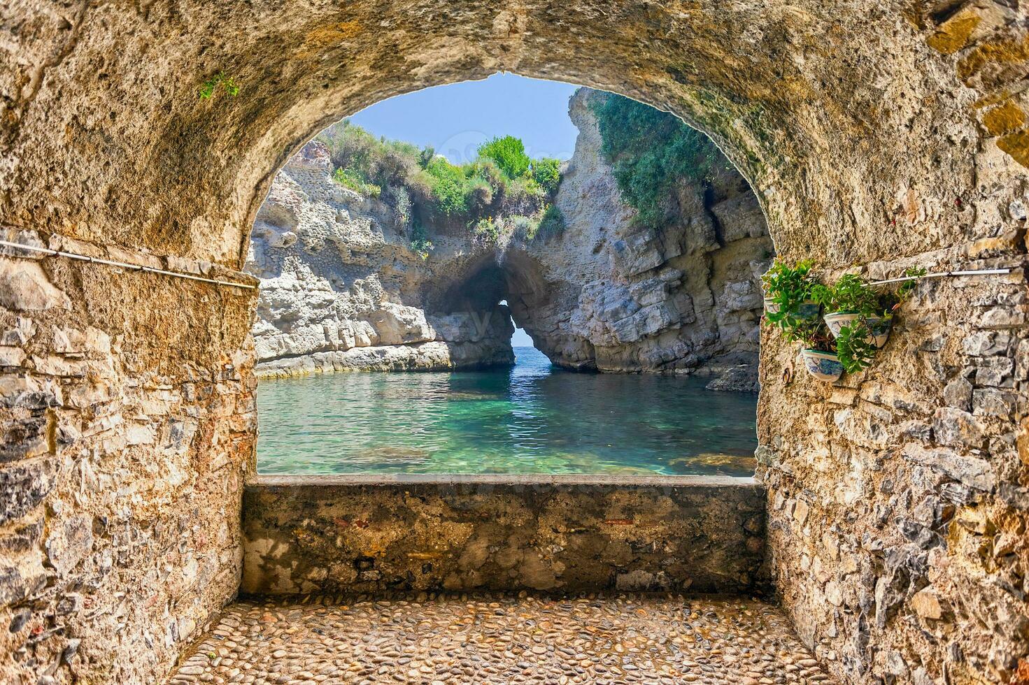 roccia balcone prospiciente un' naturale piscina nel sorrento, Napoli, Italia foto