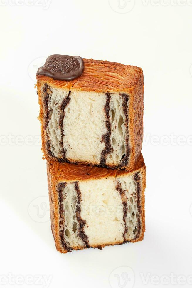 affettato soffice cubo sagomato brioche con marzapane cioccolato Riempimento e cioccolato foca foto