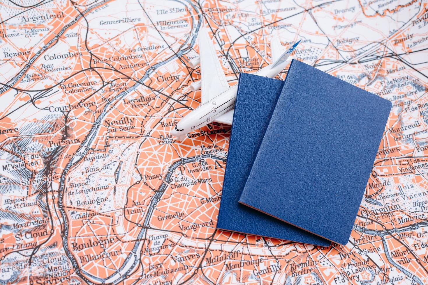 passaporti e aeromodello su uno sfondo di mappa del mondo foto