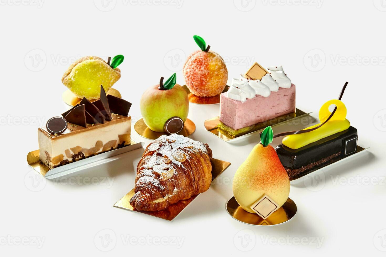 al forno frutta sagomato pasticcini, mousse e cioccolato torta fette, soffio brioche su bianca sfondo foto
