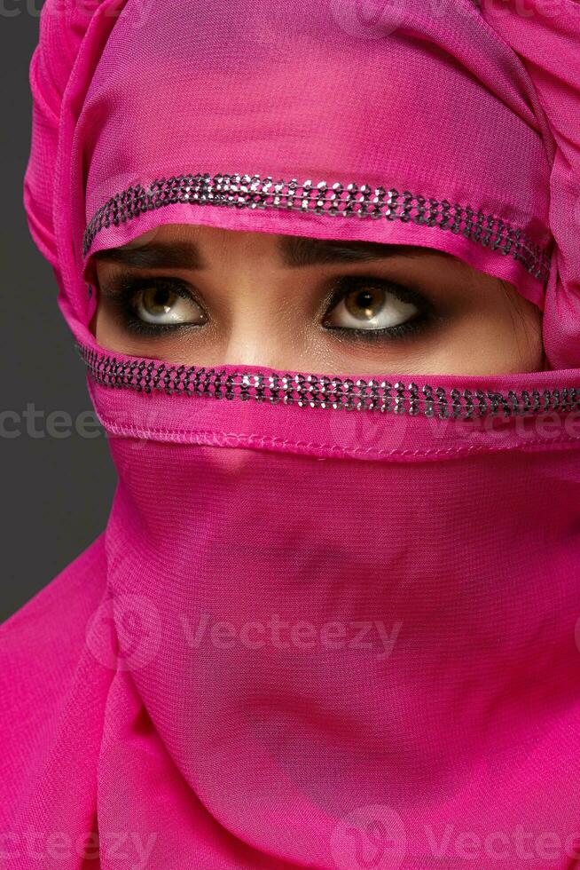 avvicinamento tiro di un' giovane affascinante donna indossare il rosa hijab decorato con paillettes. Arabo stile. foto