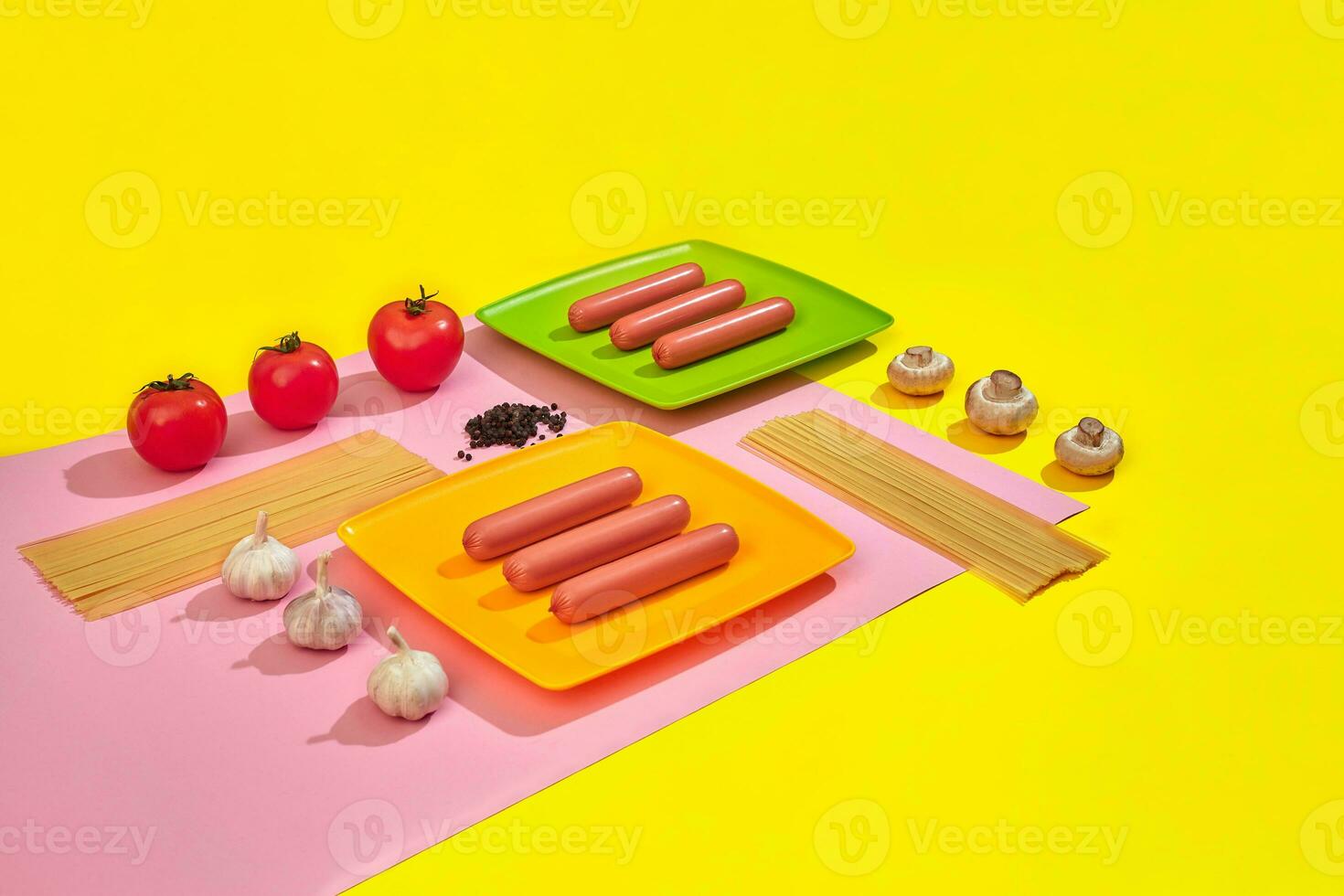 salsicce con pomodori, funghi, spaghetti e aglio su un' giallo e rosa minimo sfondo. piatto posizione. superiore Visualizza. foto