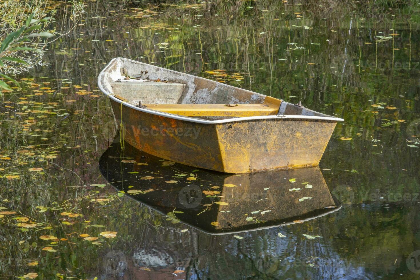 Questo fotografie Spettacoli un' barca su un' piccolo stagno con riflessi nel un' agricoltori villaggio nel Germania