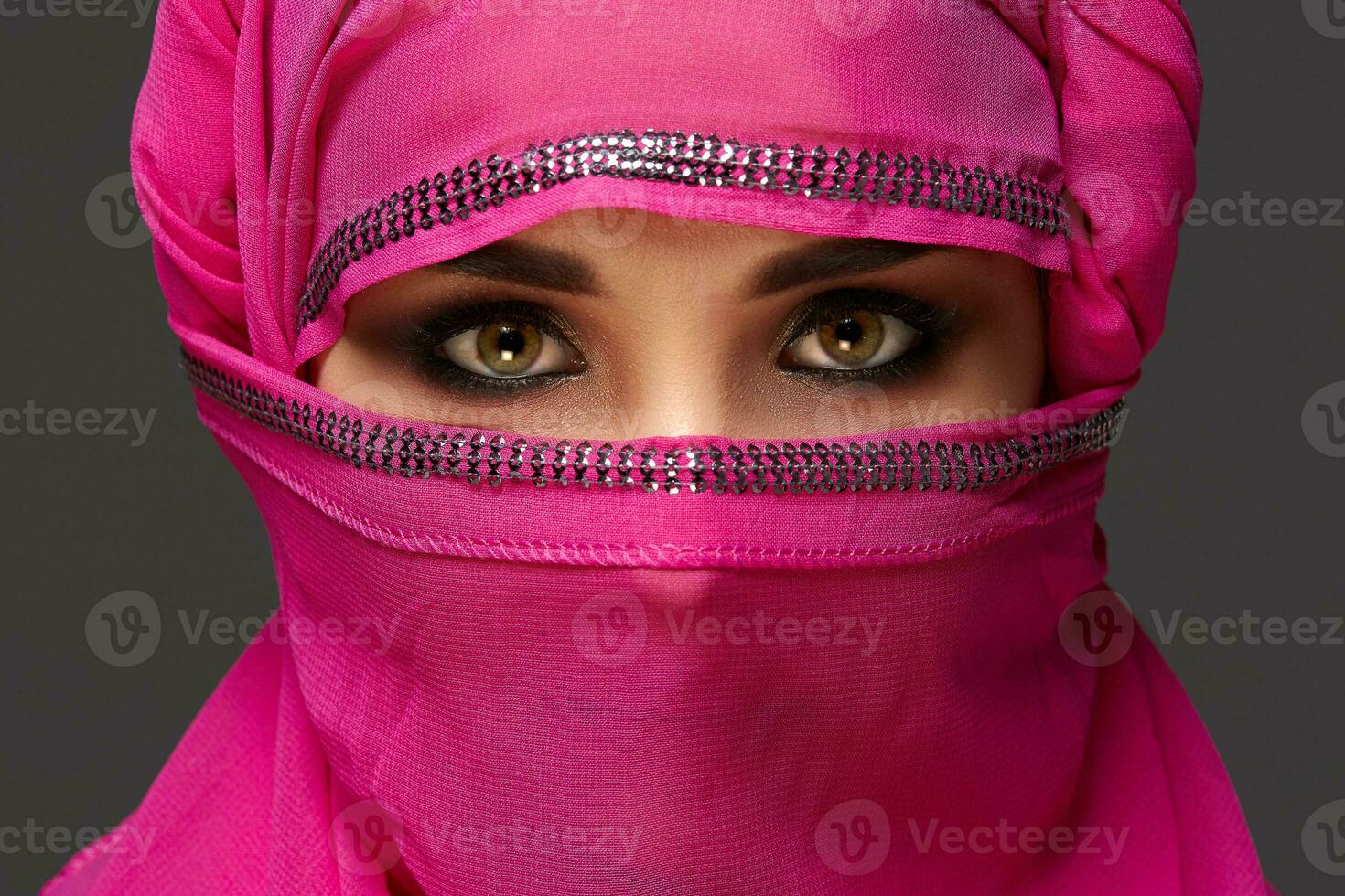 avvicinamento tiro di un' giovane affascinante donna indossare il rosa hijab decorato con paillettes. Arabo stile. foto