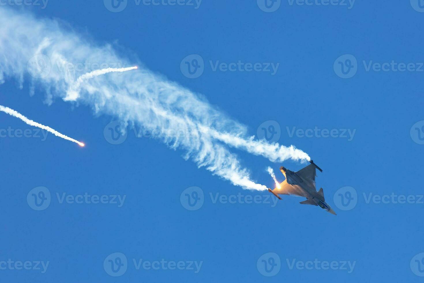 militare combattente Jet aereo a aria base. aeroporto e aeroporto. aria vigore volo operazione. aviazione e aereo. aria difesa. militare industria. volare e volare. foto