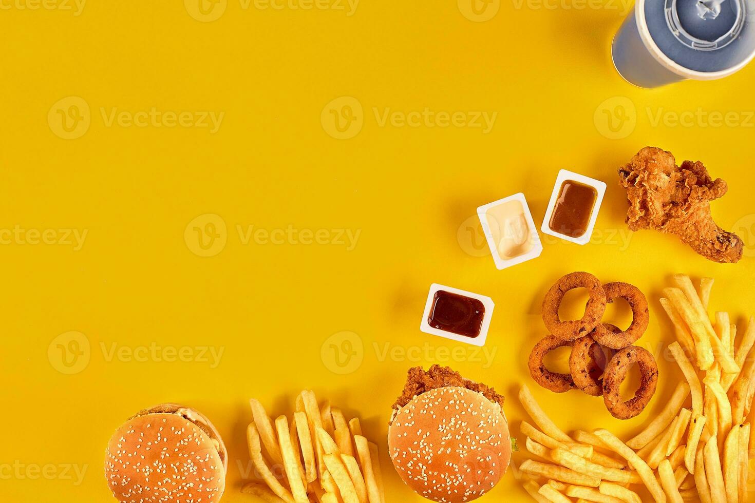 veloce cibo piatto superiore Visualizza. francese patatine fritte, Hamburger, Maionese e ketchup salse su giallo sfondo. foto