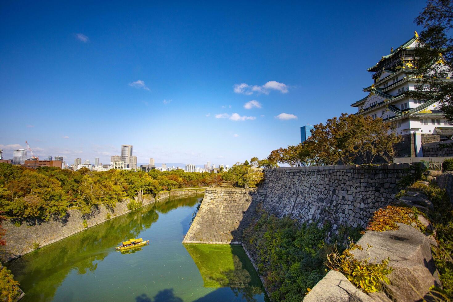 lato Visualizza di osaka castello e urbano orizzonte contro bellissimo chiaro blu cielo foto