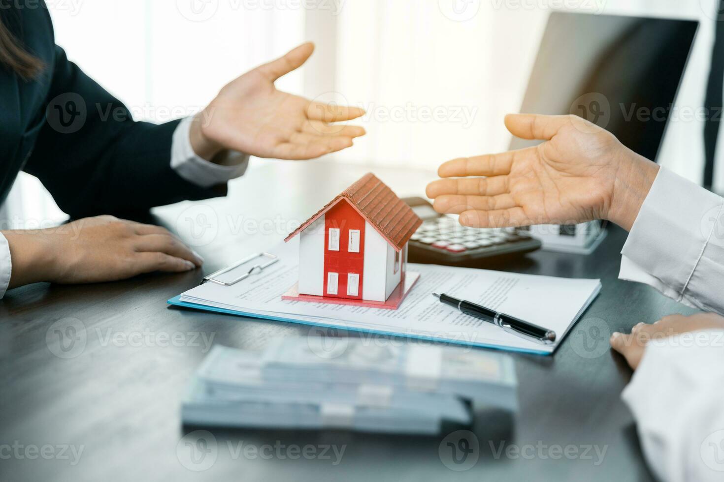 discussione con un' vero tenuta agente, Casa modello con agente e cliente discutere per il contrarre per acquistare, ottenere assicurazione o prestito vero tenuta o proprietà. approvato mutuo applicazione modulo. foto