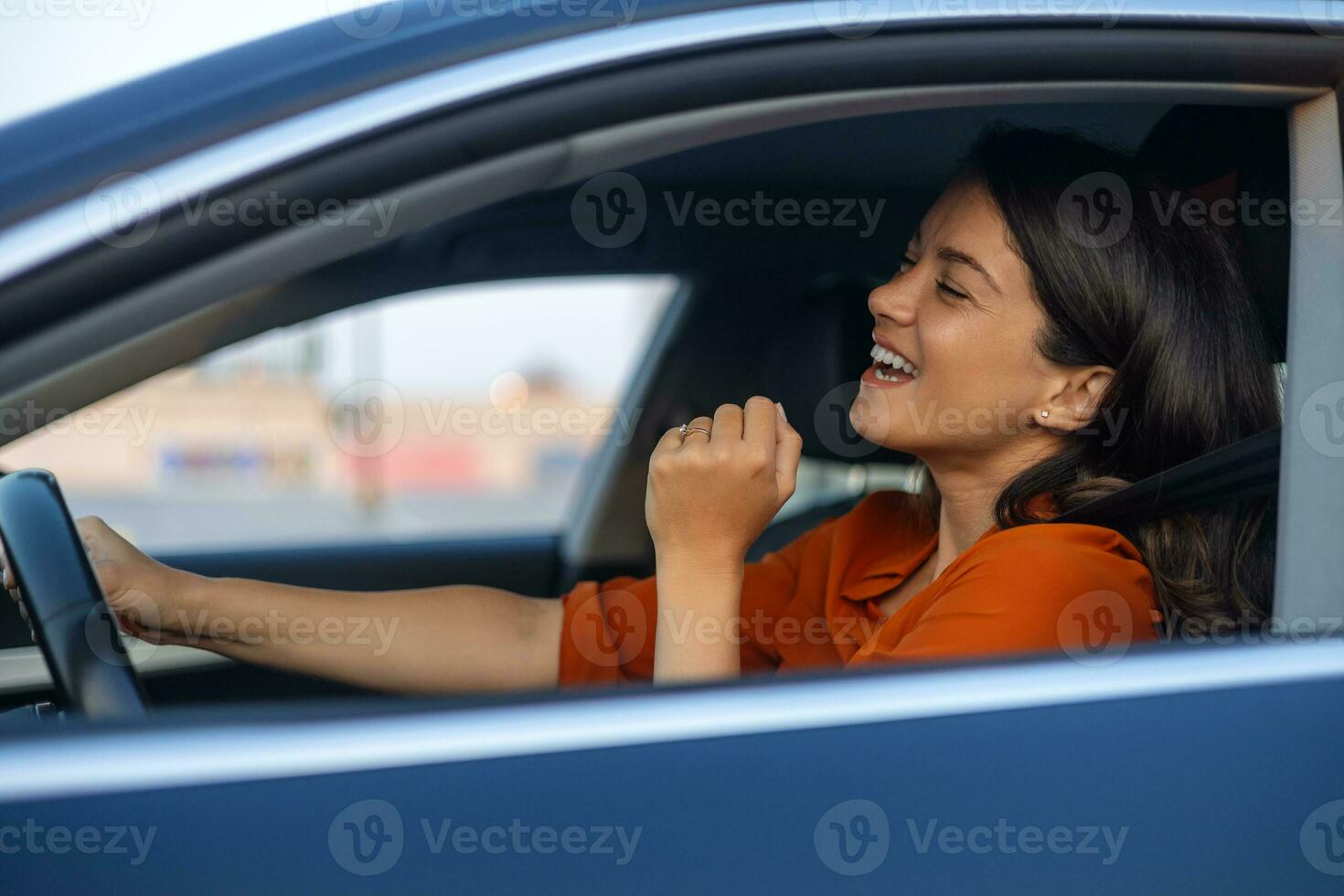 foto di positivo allegro ragazza impaurito autista ciclista godere guidare cavalcata auto sotto pop stella colpi elenco di riproduzione musica provare danza aumentare mani nel città centro