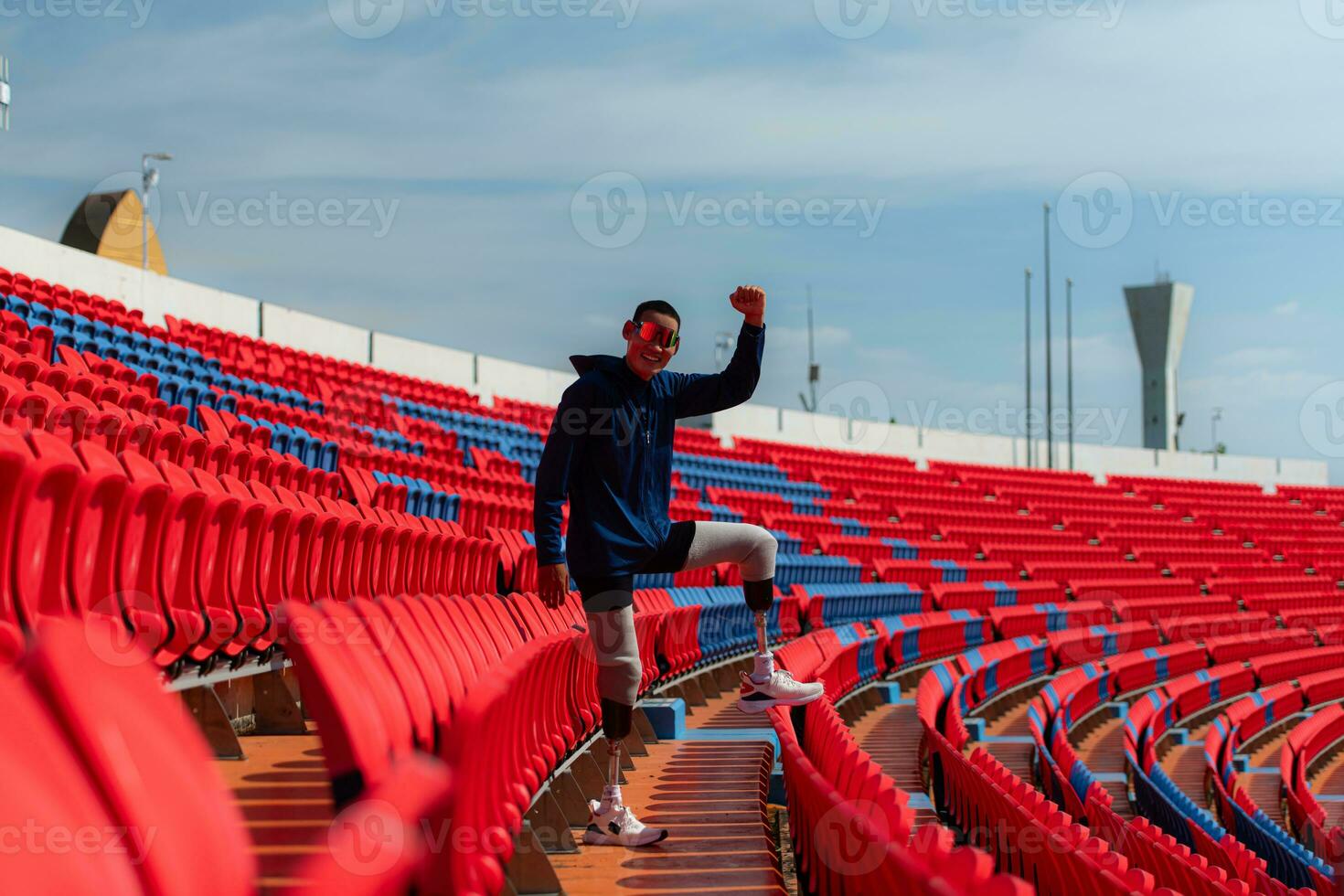 Disabilitato atleti preparare loro corpi su anfiteatro nel un' gli sport arena su un' soleggiato giorno prima entrata un' a breve distanza in esecuzione concorrenza foto