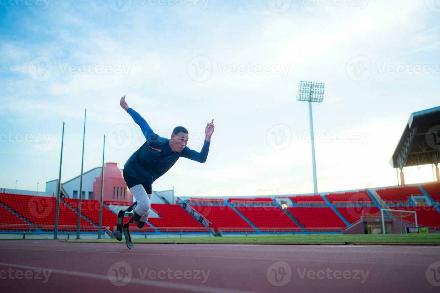 Disabilitato atleti preparare nel di partenza posizione pronto per correre su stadio traccia foto