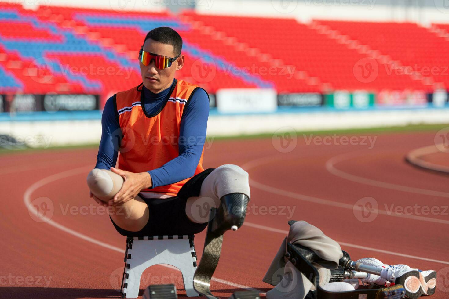 Disabilitato atleti preparare nel di partenza posizione pronto per correre su stadio traccia foto