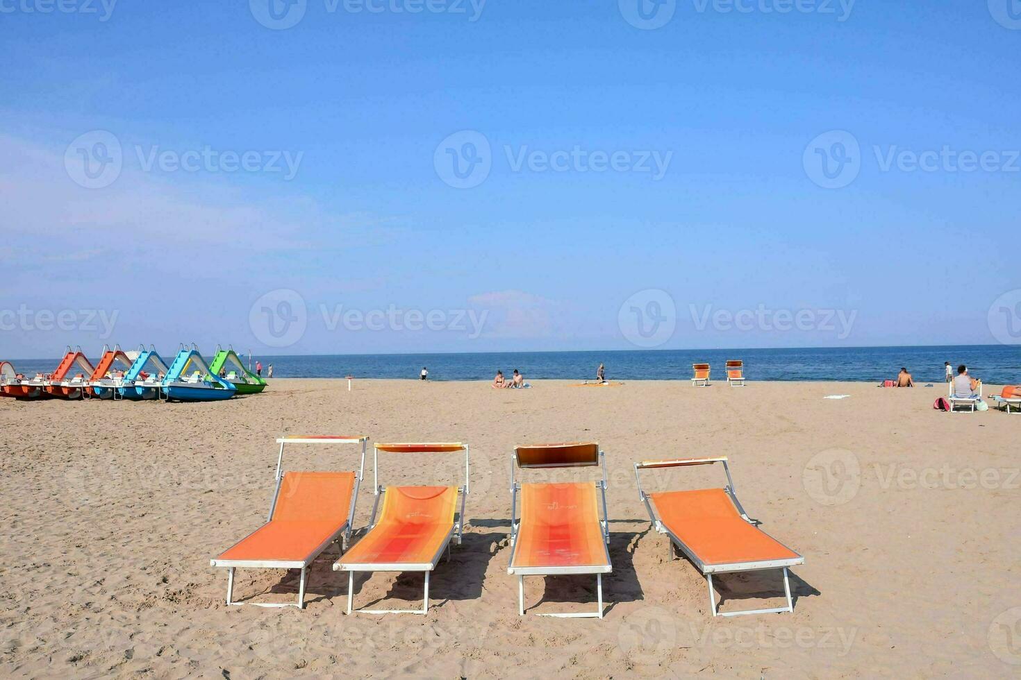 sala sedie su il spiaggia nel il sole foto