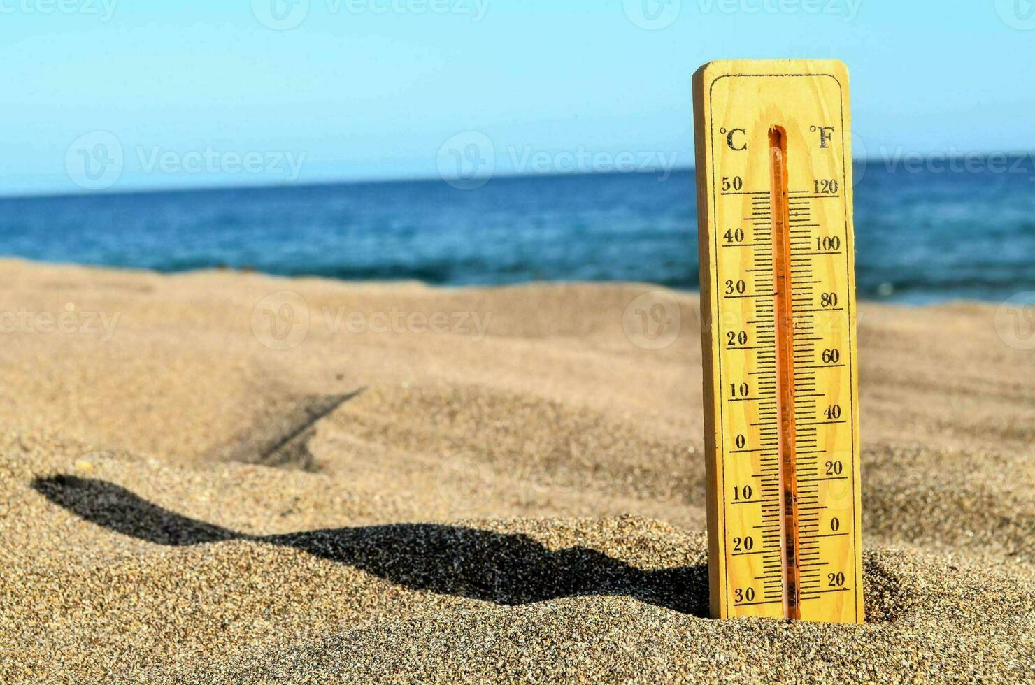 un' termometro su il spiaggia foto