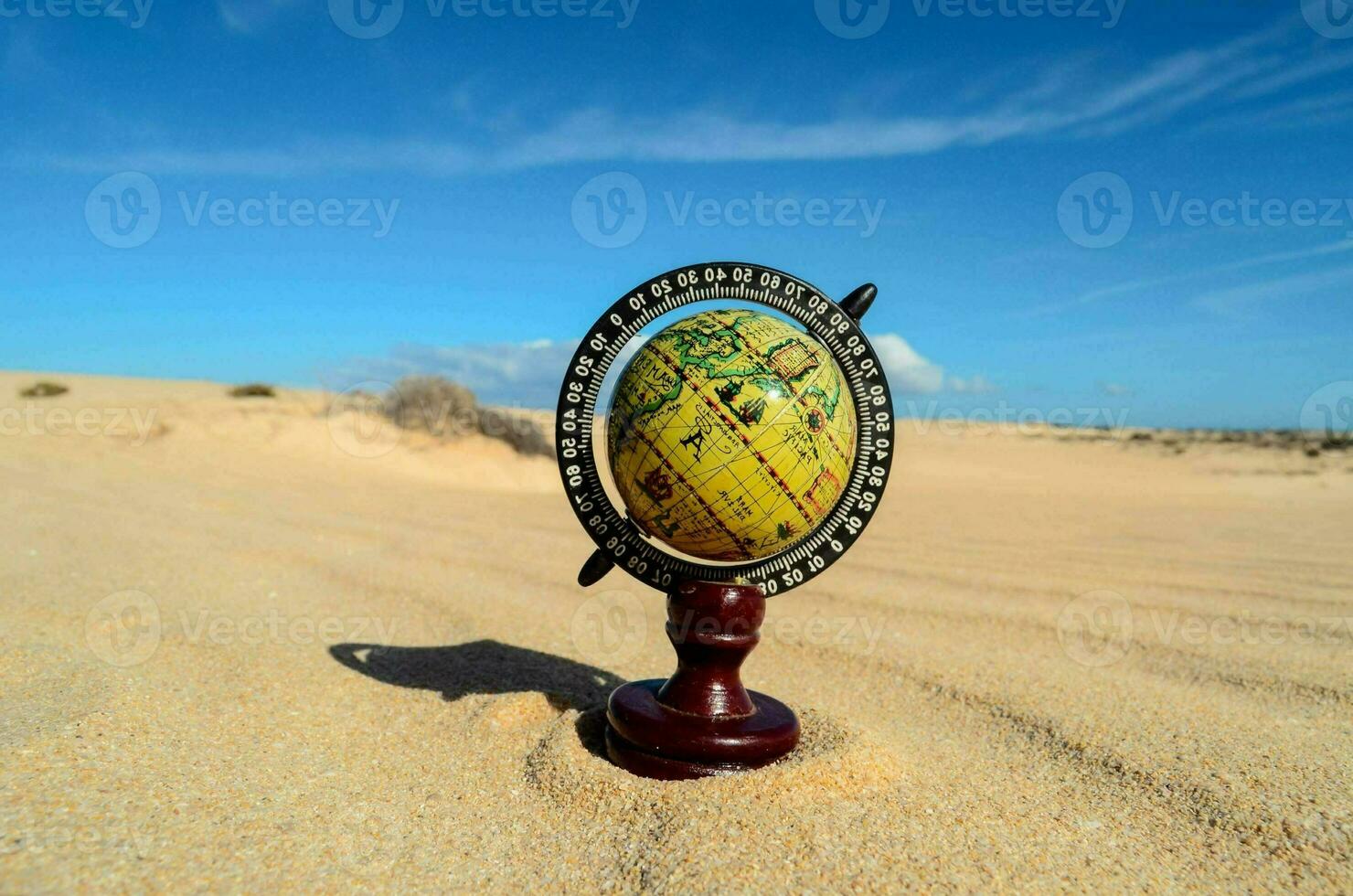 un' globo nel il deserto foto