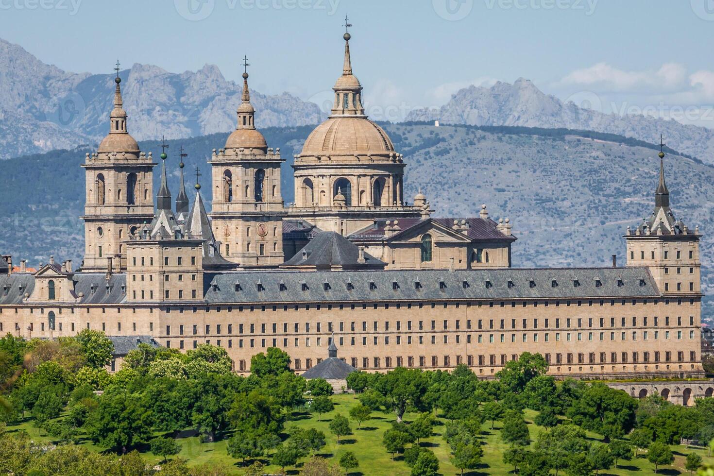 il reale posto a sedere di san Lorenzo de EL escorial, storico residenza di il re di Spagna, di 45 chilometri Nord Ovest Madrid, nel Spagna. foto