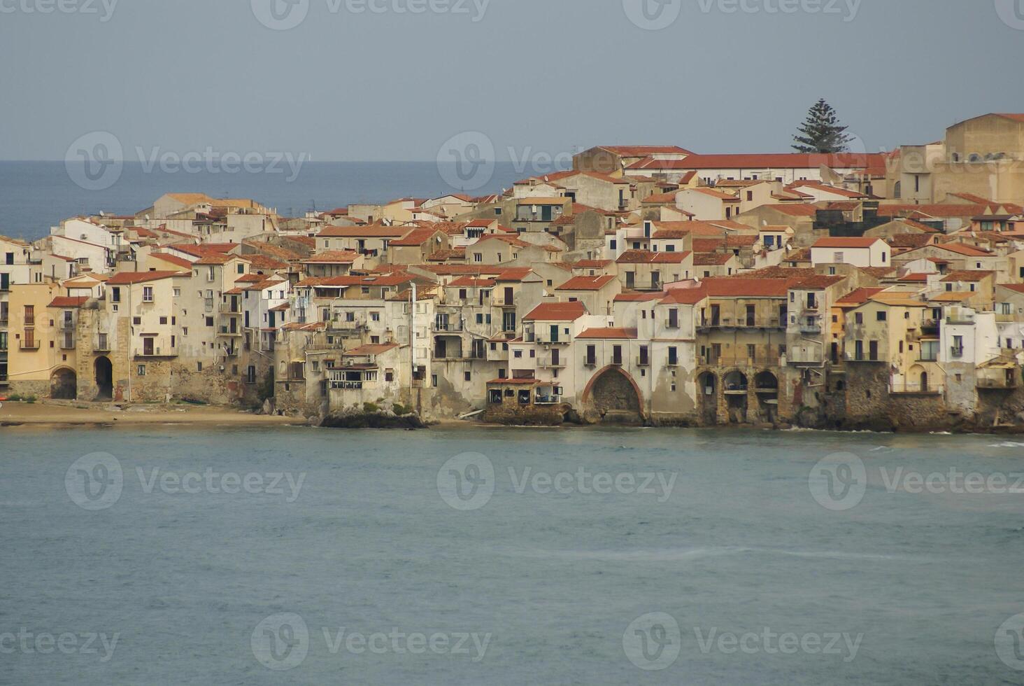 case lungo il litorale e Cattedrale nel sfondo, cefalù, sicilia foto