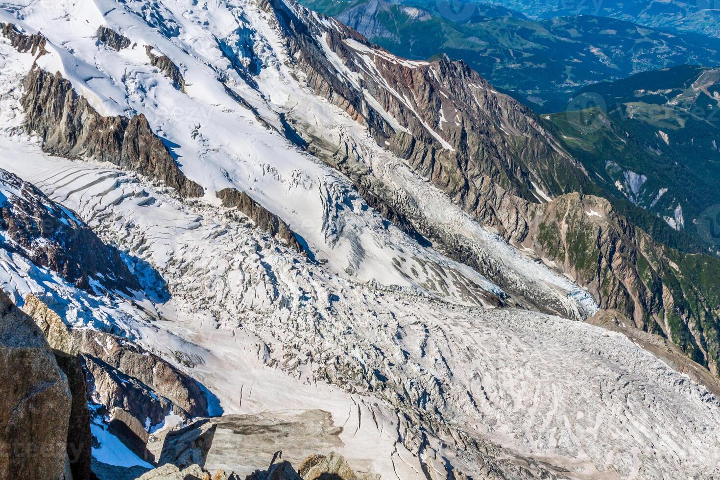 bossoni ghiacciaio a partire dal il vertice di il Aiguille du midi nel il mont blanc massiccio. foto