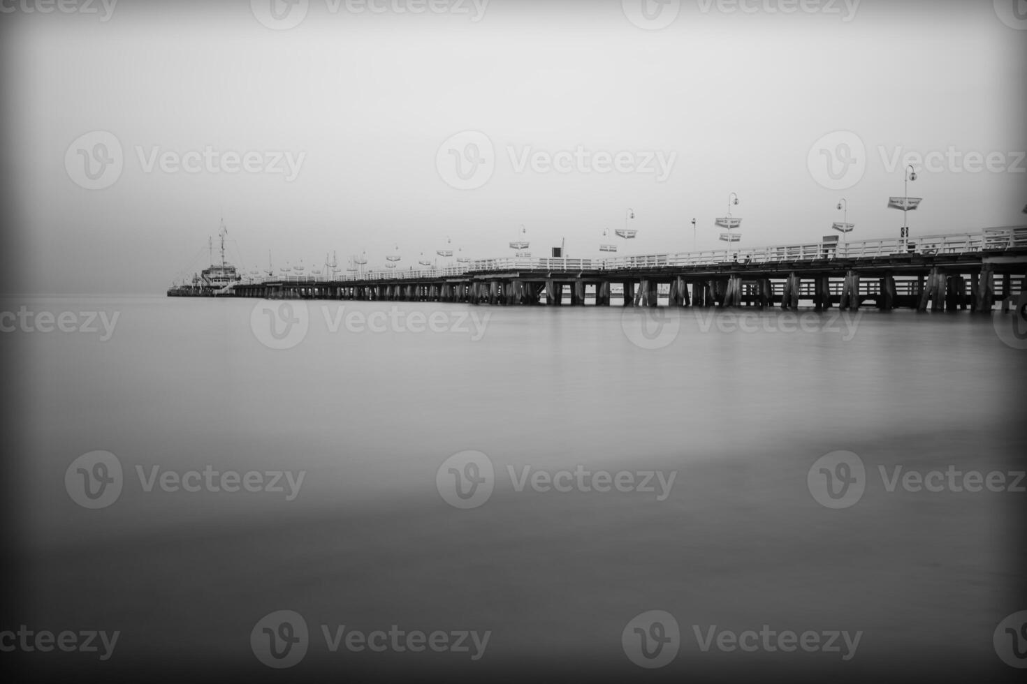 di legno molo nel sopot, Polonia foto