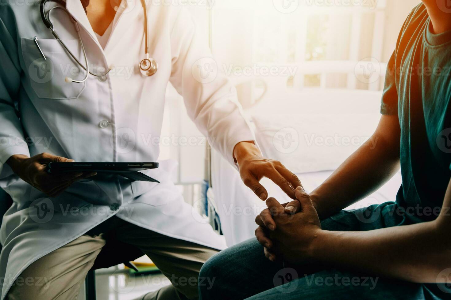 medico telling per paziente donna il risultati di sua medico prove. medico mostrando medico record per cancro paziente nel ospedale reparto. anziano medico spiegato il lato effetti di il intervento. foto