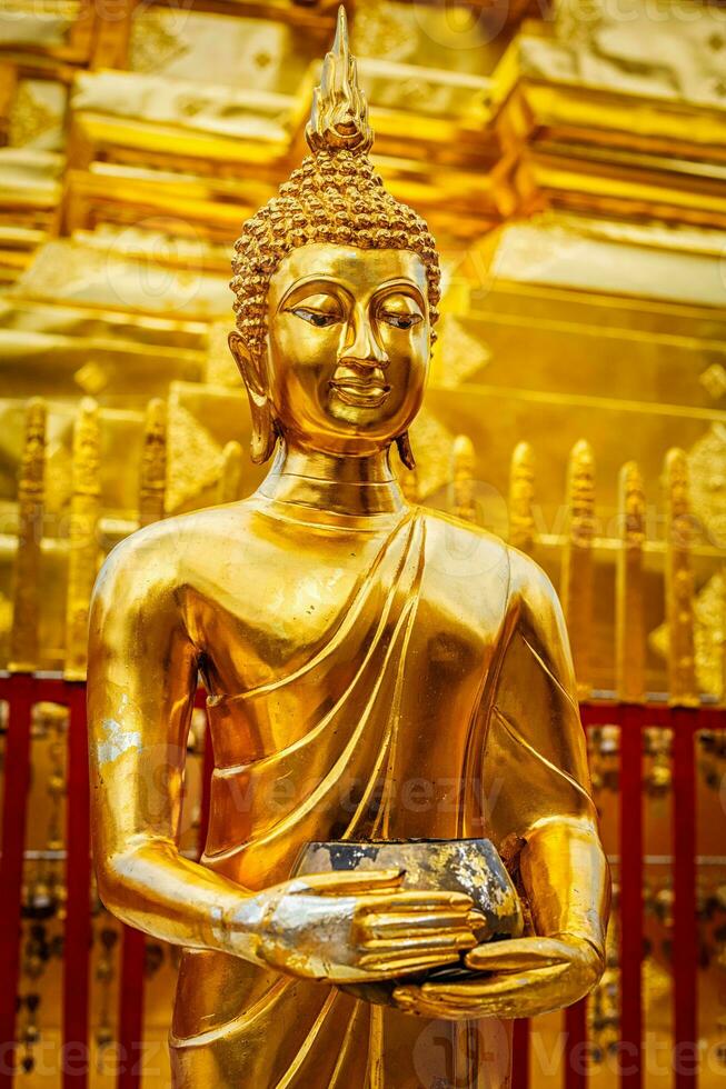 oro Budda statua nel wat Phra quello doi suthep foto