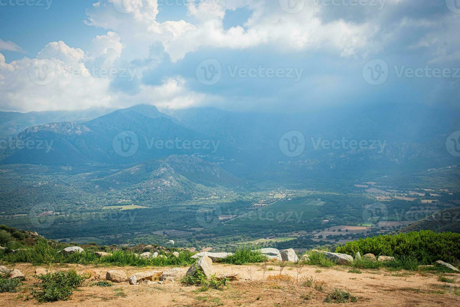 paesaggio Visualizza per mediterraneo vedere a partire dal colline, Calvi, Francia foto