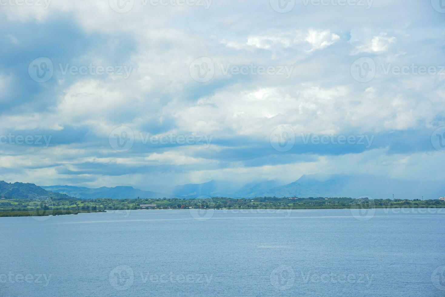 Visualizza per il mare e isola Figi, un' nazione nel il Sud Pacifico, drammatico cielo e nuvole foto