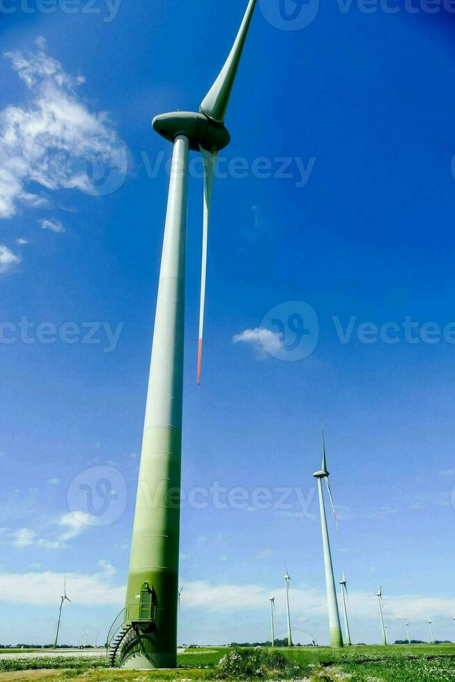 vento turbine nel il mezzo di un' campo foto