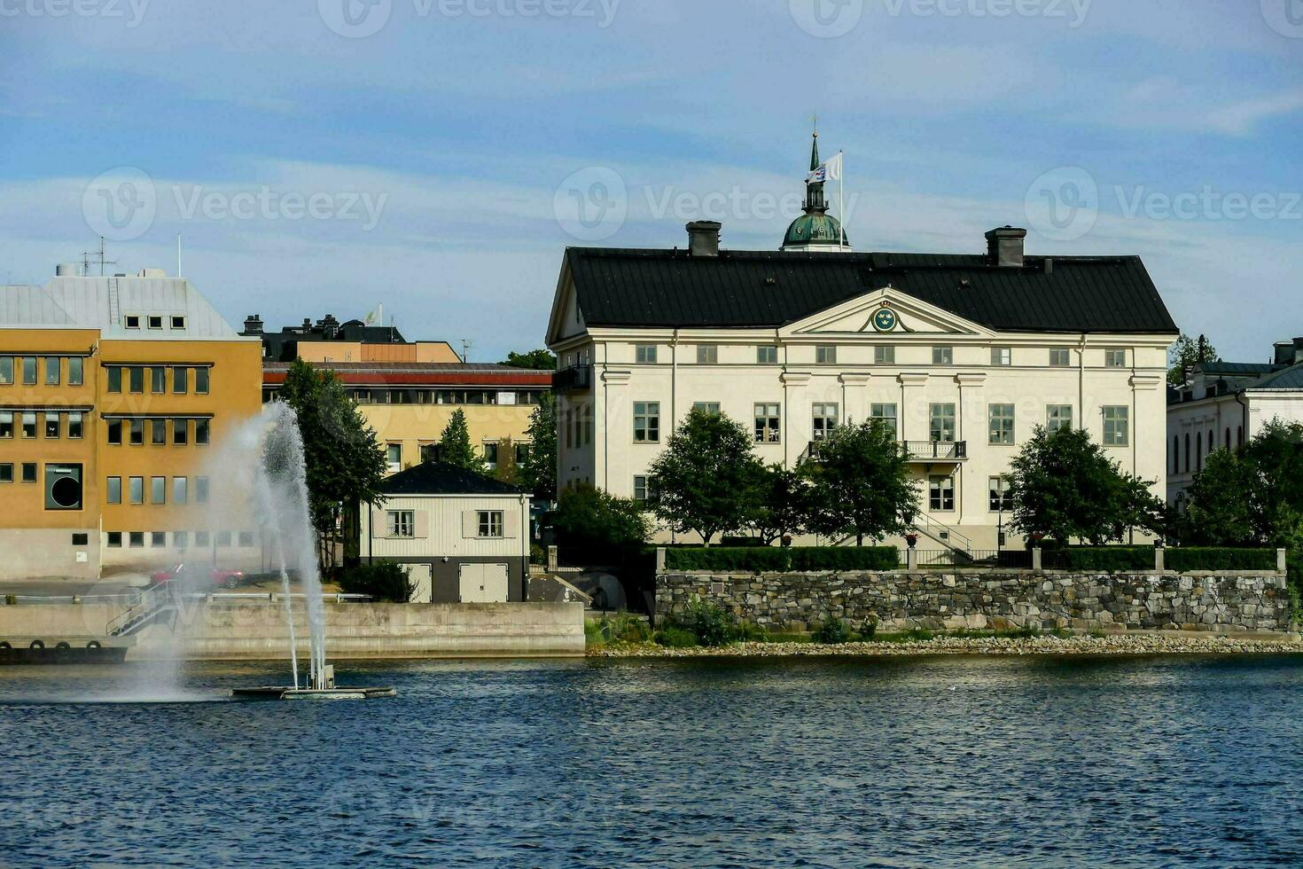 un' Fontana nel davanti di un' edificio con un' orologio Torre foto