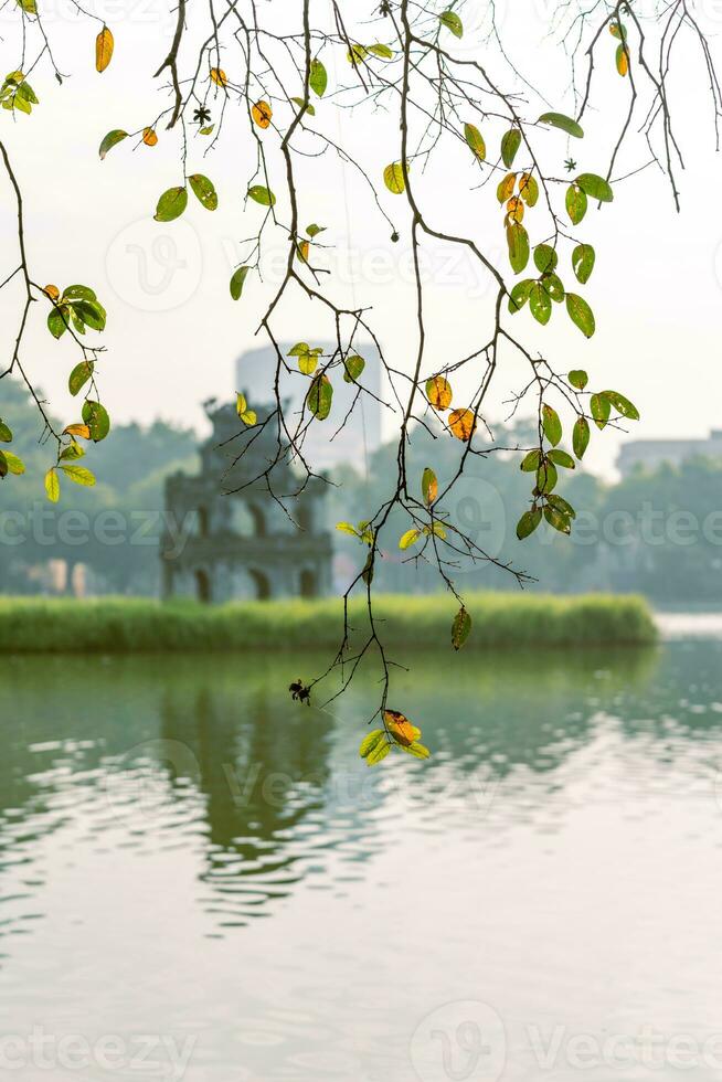 ciao kiem lago - ho gomma o spada lago nel il centro di Hanoi nel il nebbia nel il mattina. foto