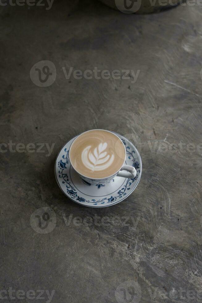 un' tazza di cappuccino su il tavolo foto