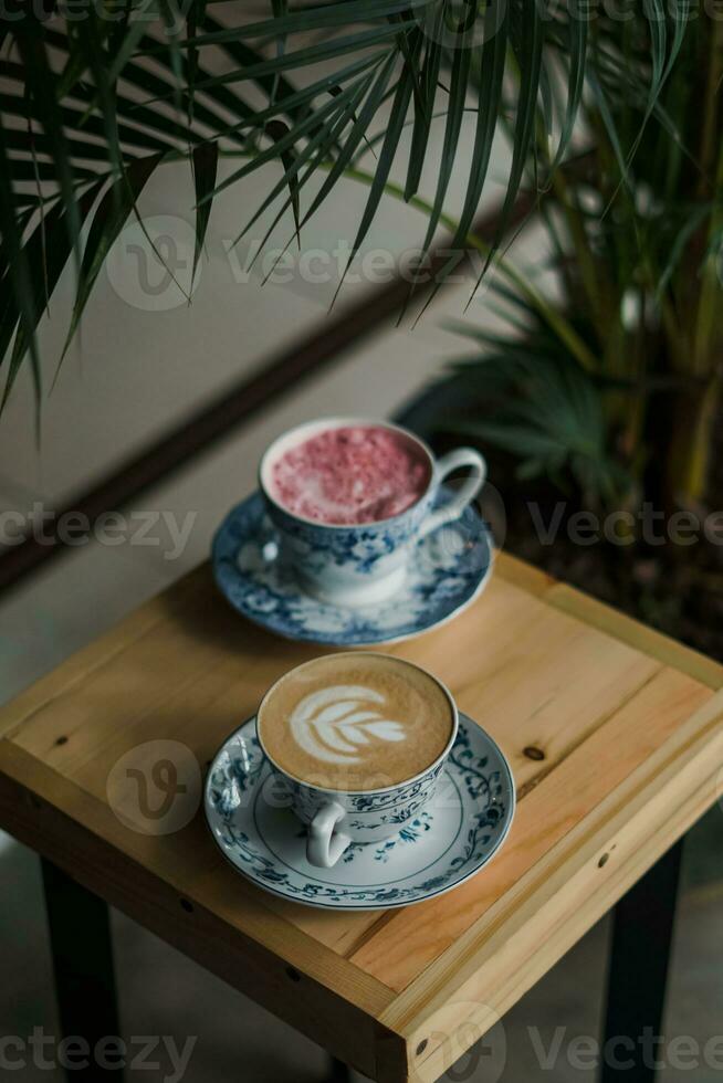 un' tazza di cappuccino su il tavolo foto