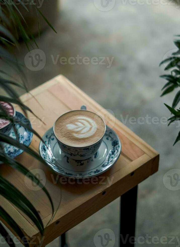 un' tazza di cappuccino su il tavolo foto