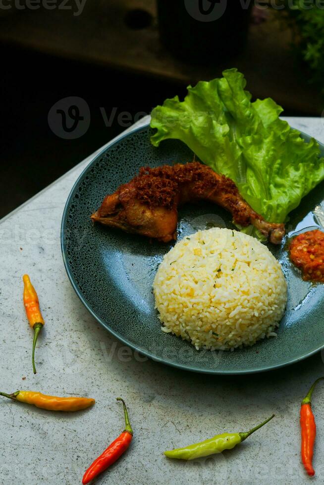 fritte pollo con riso e chili foto